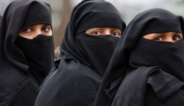 Ούτε Γερμανία ούτε Βρετανία: Η ευρωπαϊκή χώρα που βάζει «στοπ» στις μπούρκες σε σχολεία και πανεπιστήμια