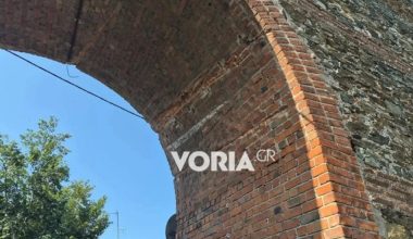 Θεσσαλονίκη: Φορτηγό σφήνωσε στην Πορτάρα της Άνω Πόλης – Προκάλεσε ζημιές στα ιστορικά τείχη (φωτο)