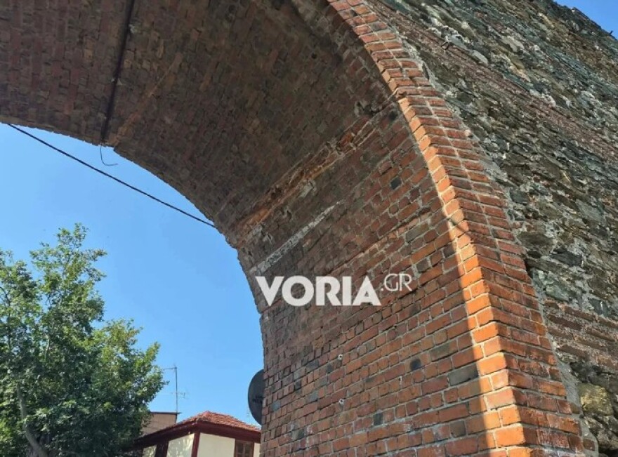 Θεσσαλονίκη: Φορτηγό σφήνωσε στην Πορτάρα της Άνω Πόλης – Προκάλεσε ζημιές στα ιστορικά τείχη (φωτο)