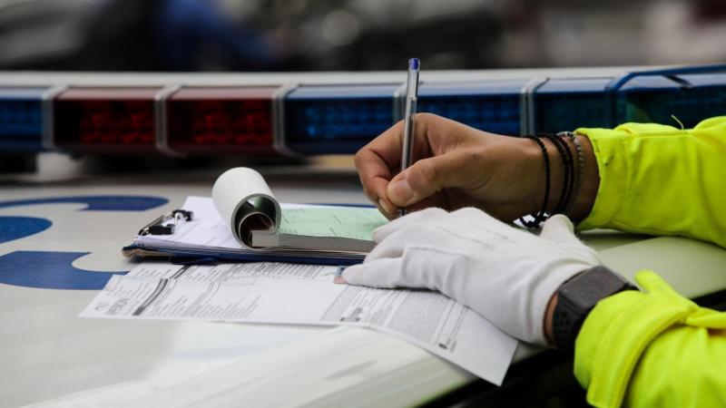 Πρόστιμο 1.000 ευρώ και αφαίρεση διπλώματος για 6 μήνες επειδή «η ρόδα άγγιξε το πεζοδρόμιο»