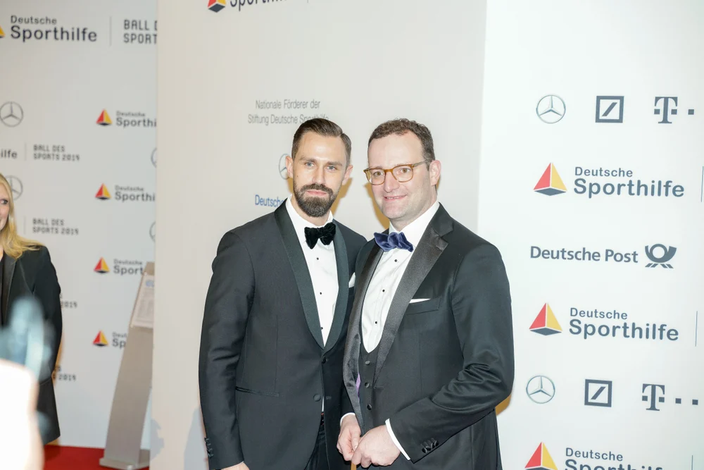 Eπικρίσεις στην Γερμανία για τον gay αρχηγό της Κ.Ο. των CDU/CSU που απέκτησε παιδί με παρένθετη μητέρα στις ΗΠΑ!