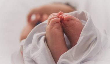 7 λεπτά στο TikTok και μια ζωή χάθηκε – Οδηγός καταδικάστηκε για τον θάνατο βρέφους στη Βρετανία