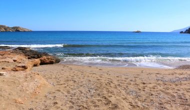 Ίος: Η μαγευτική παραλία Κουμπάρα με τα κρυστάλλινα νερά και το ηλιοβασίλεμα που «κόβει την ανάσα»