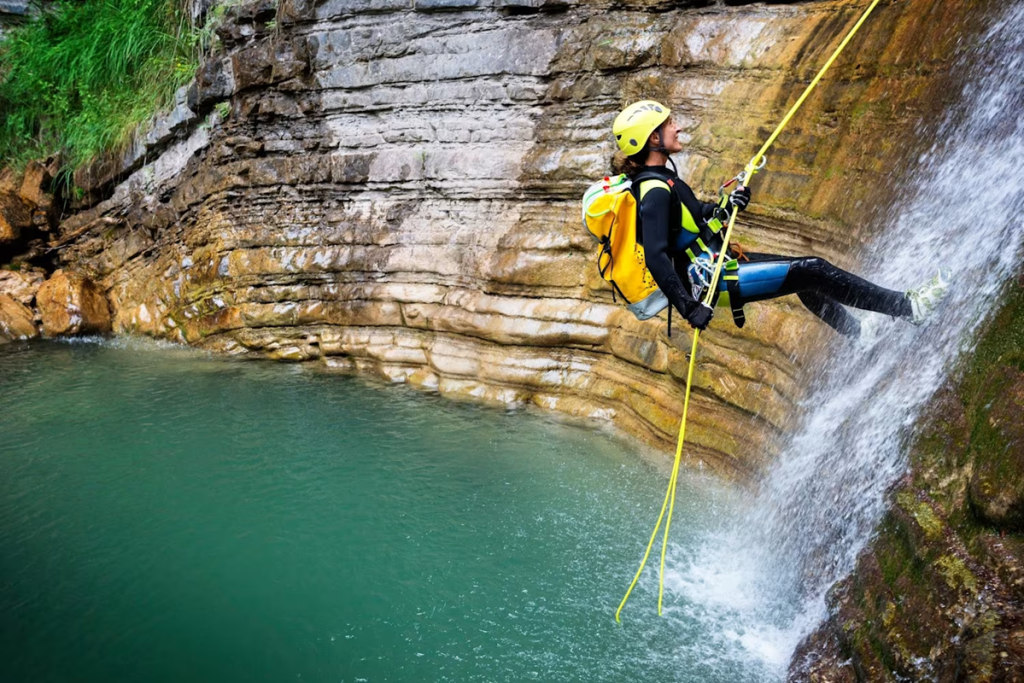 Canyoning: Η περιπέτεια που συνδυάζει πεζοπορία, καταρρίχηση και κολύμπι σε φαράγγια