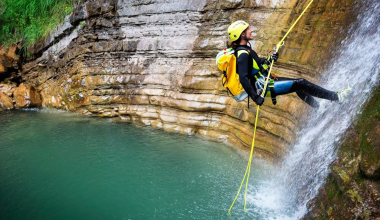 Canyoning: Η περιπέτεια που συνδυάζει πεζοπορία, καταρρίχηση και κολύμπι σε φαράγγια