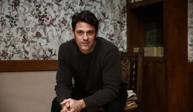 Η Ρ.Ρέβη δημοσίευσε φωτογραφίες του Α.Τότσικα στις οποίες ποζάρει… ολόγυμνος