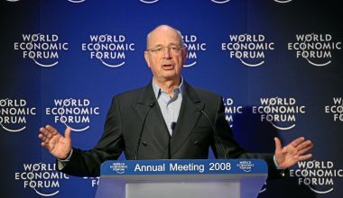 Κλάους Σβαμπ: Πώς ο ιδρυτής του WEF παραδέχονταν τον έλεγχο σε πολιτικούς, ΜΜΕ και οικονομικούς παράγοντες