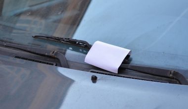Το κόλπο με το χαρτί στο αυτοκίνητο που χρησιμοποιούν οι κλέφτες – Μην κατεβείτε από το όχημα