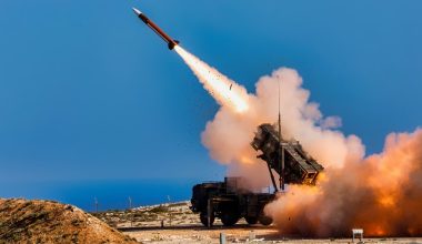 Βίντεο: Ιρανικός βαλλιστικός πύραυλος «ντριμπλάρει» στον αέρα αμερικανικό α/α βλήμα!