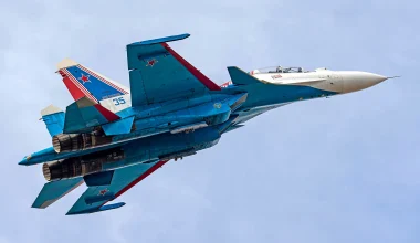 Όταν το ρωσικό Su-35 έριξε υπερ-βόμβα 3.000 κιλών & «κατάπιε» 40 Ουκρανούς μαζί με Γάλλους μισθοφόρους (βίντεο)