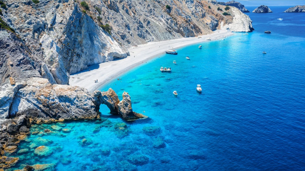 Κι όμως: Υπάρχει μια παραλία στην Ελλάδα που η κλοπή των βότσαλων τιμωρείται με πρόστιμο 1.000 ευρώ – Ποια είναι