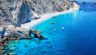 Κι όμως: Υπάρχει μια παραλία στην Ελλάδα που η κλοπή των βότσαλων τιμωρείται με πρόστιμο 1.000 ευρώ – Ποια είναι