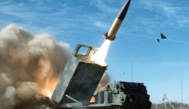 Βίντεο: Η στιγμή που αμερικανικές δυνάμεις εκτοξεύουν πυραύλους ATACMS από το Κουβέιτ προς το Ιράν