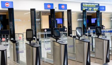 Το νέο σύστημα συνόρων της ΕΕ μπέρδεψε πανομοιότυπα δίδυμα – Βρετανίδα ανακρίθηκε για ταξίδι που δεν έκανε ποτέ