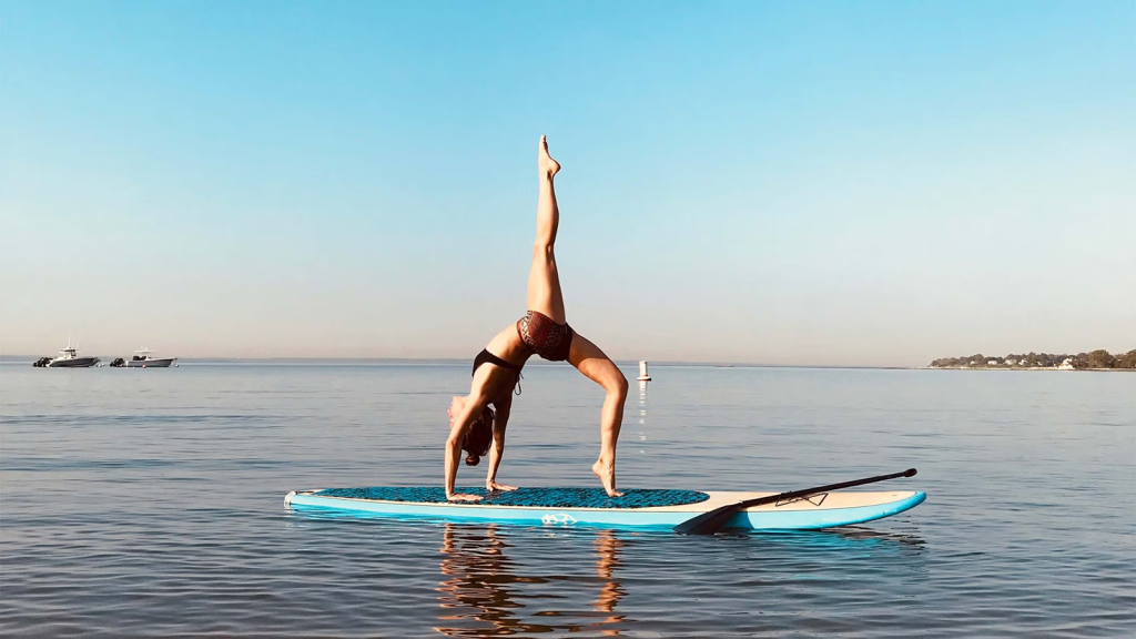 Paddleboard Yoga: Η άσκηση πάνω στο νερό που συνδυάζει ισορροπία, χαλάρωση και γυμναστική