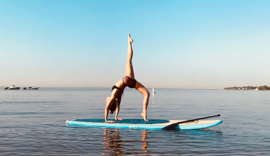 Paddleboard Yoga: Η άσκηση πάνω στο νερό που συνδυάζει ισορροπία, χαλάρωση και γυμναστική