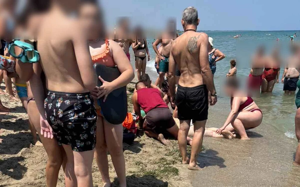 Σωτήρια επέμβαση ναυαγοσωστών στην Λάρισα: Έσωσαν 46χρονη από πνιγμό στην παραλία της Αγιάς (φωτογραφίες)