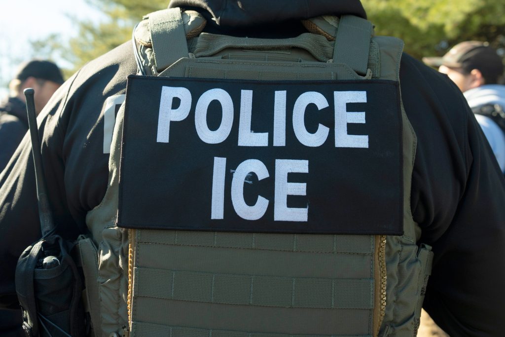 Με κάμερες τα στελέχη της ICE μετά τα συμβάντα με πυροβολισμούς
