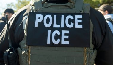 Με κάμερες τα στελέχη της ICE μετά τα συμβάντα με πυροβολισμούς