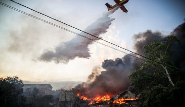 Κορωπί: Η Πυροσβεστική έθεσε υπό έλεγχο την πυρκαγιά που ξεκίνησαν από τον καταυλισμό τους οι Ρομά