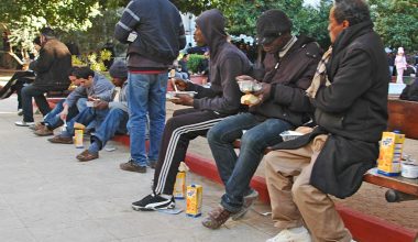 Ισπανός τουρίστας τα «χάνει» με την άθλια εικόνα στο κέντρο της Αθήνας: «Δεν βλέπω ούτε έναν Έλληνα»! (βίντεο)