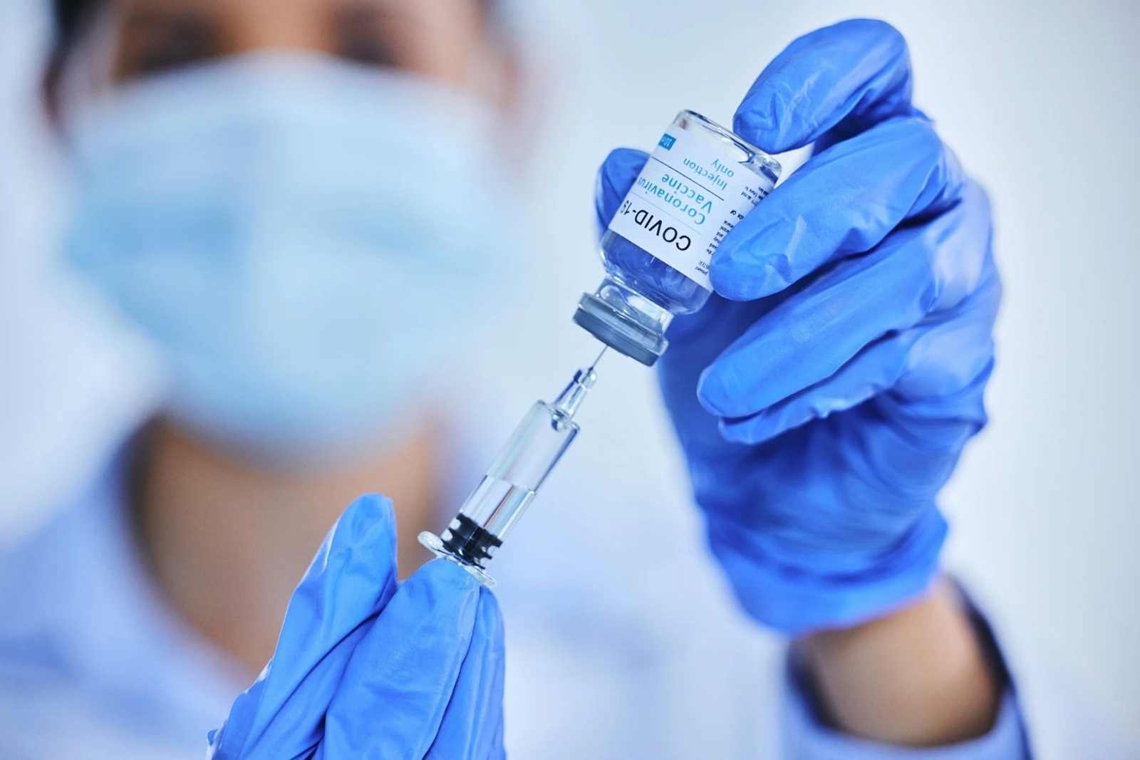 Ν.Γουλφ: «Τα εμβόλια covid-19 προκάλεσαν μαζική ύπνωση και βλάβη στον εγκέφαλο» (βίντεο)