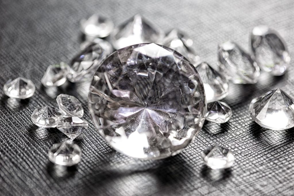 De Beers: Διετής αναστολή λειτουργίας για τον κολοσσό εξόρυξης διαμαντιών – «Πλέον δεν αγοράζει κανείς τίποτα»