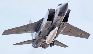 Το Βισνέβε θυμίζει Γάζα: Υπερηχητικός πύραυλος Kinzhal διέλυσε αποθήκες με ουράνιο στο προάστιο του Κιέβου (βίντεο)