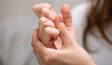 Ο λόγος που «τρίζουν» τα κόκαλά μας όταν τεντωνόμαστε