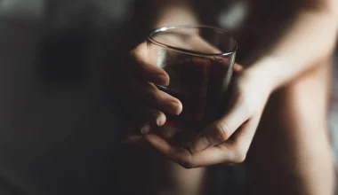 Χειροπέδες σε 16χρονη που μπήκε σε μπαρ της Θεσσαλονίκης με πλαστή ταυτότητα και μέθυσε