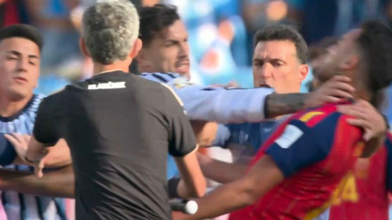 Απίστευτο ξύλο μετά τον τελικό: Μανιασμένος ο Λ.Παρέδες που γράπωσε από τον λαιμό τον Έρικ Γκαρθία! (βίντεο)