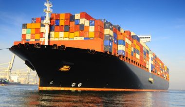 Ζημιές σε εμπορικό πλοίο από άγνωστο βλήμα ανοικτά των ΗΑΕ