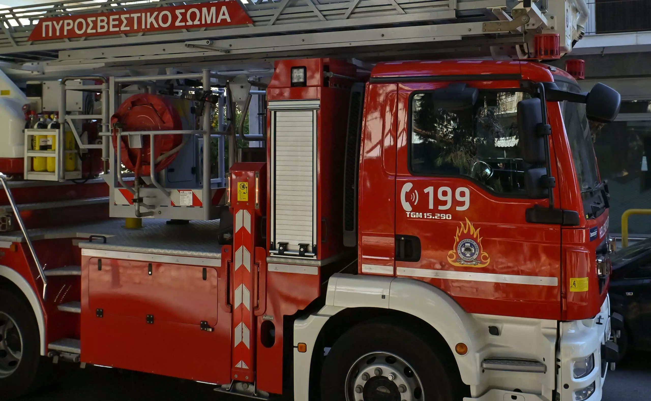Φωτιά σε διαμέρισμα στον Πειραιά: Ισχυρές πυροσβεστικές δυνάμεις στο σημείο