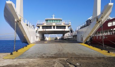 Αναστάτωση σε πλοίο προς το Αντίρριο: 22χρονη έπεσε από την σκάλα και τραυματίστηκε σοβαρά στη μέση της