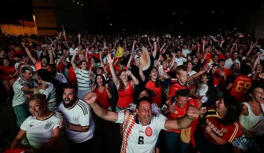 Στο «πόδι» όλη η Ισπανία: Έξαλλοι πανηγυρισμοί σε δεκάδες πόλεις μετά την κατάκτηση του μουντιάλ – Δείτε βίντεο