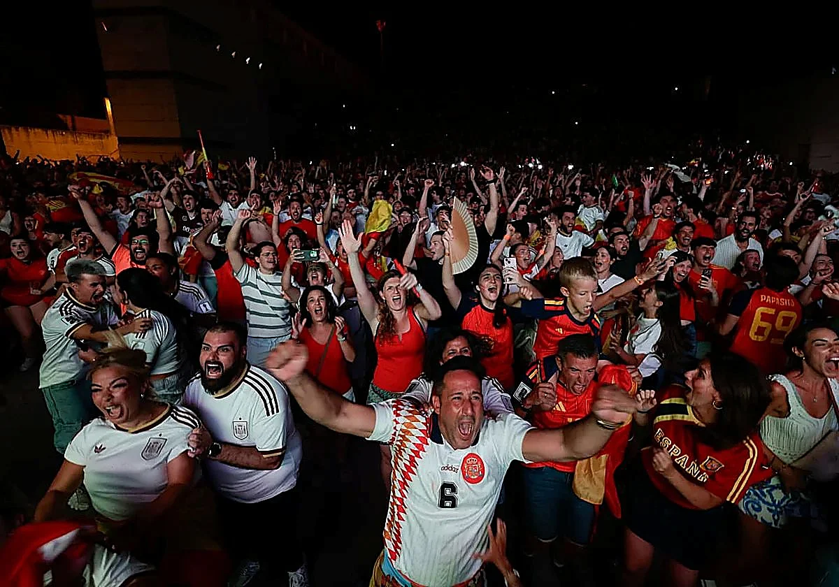 Στο «πόδι» όλη η Ισπανία: Έξαλλοι πανηγυρισμοί σε δεκάδες πόλεις μετά την κατάκτηση του μουντιάλ – Δείτε βίντεο