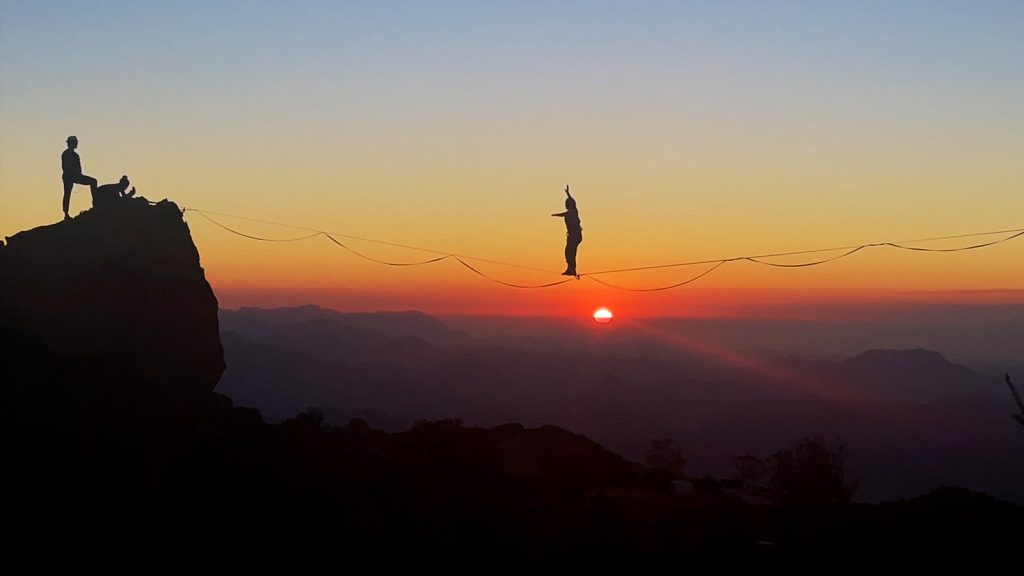 Slackline: Η άσκηση ισορροπίας πάνω σε έναν ιμάντα που έγινε παγκόσμια τάση