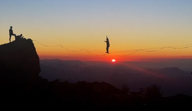Slackline: Η άσκηση ισορροπίας πάνω σε έναν ιμάντα που έγινε παγκόσμια τάση