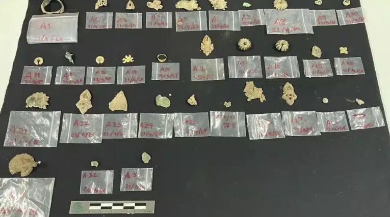 Ταϊλάνδη: Εργάτες βρήκαν χρυσά και ασημένια κειμήλια 1.300 ετών κάτω από άγαλμα του Βούδα σε ναό