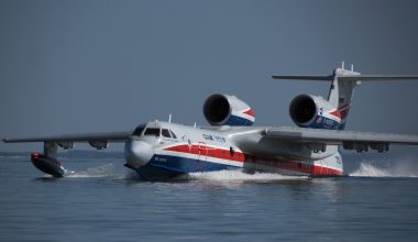 Βίντεο: Εντυπωσιακή απογείωση του ρωσικού αμφίβιου αεροσκάφους Be-200 από την επιφάνεια της θάλασσας