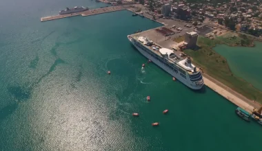 Επιβατηγό – οχηματαγωγό πλοίο συγκρούστηκε με εμπορικό στο λιμάνι της Σούδας