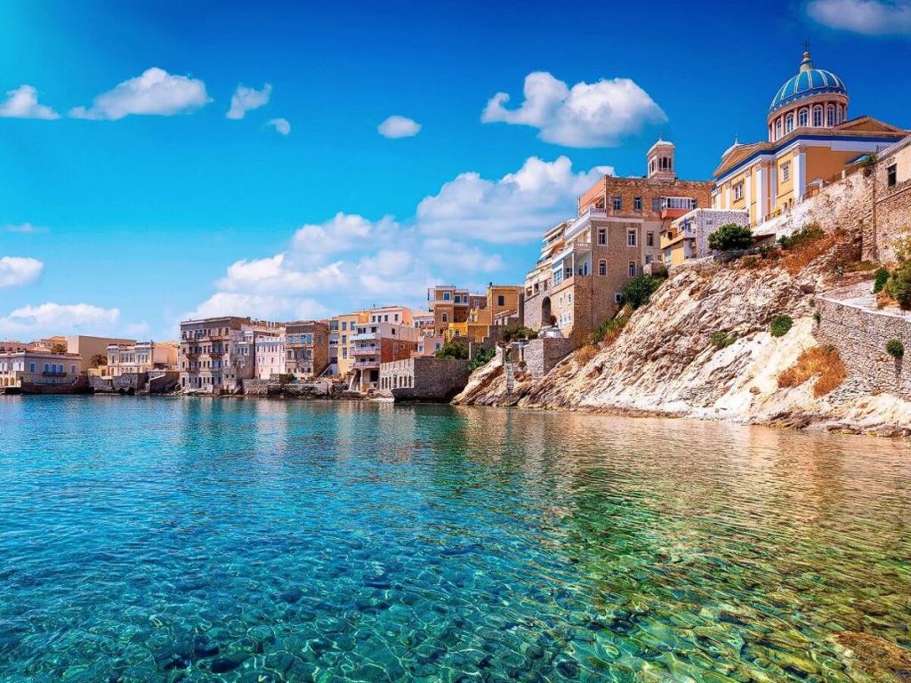 Η Σύρος ανάμεσα στα ανερχόμενα νησιά της Ευρώπης για το 2026: Οι προορισμοί που κερδίζουν τους ταξιδιώτες