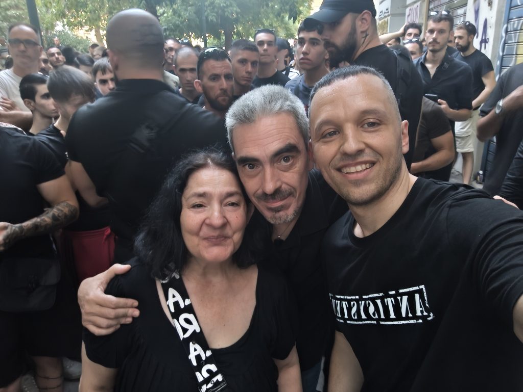 Μεγάλη συγκέντρωση υποστηρικτών του Ηλία Κασιδιάρη στα γραφεία του στην Αθήνα
