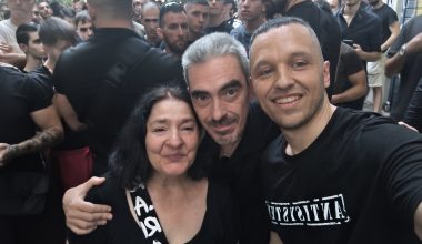 Μεγάλη συγκέντρωση υποστηρικτών του Ηλία Κασιδιάρη στα γραφεία του στην Αθήνα