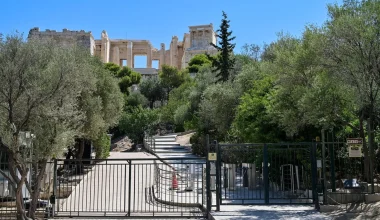 Στο επίκεντρο των διεθνών ΜΜΕ η επίθεση με μαχαίρι σε Αμερικανούς τουρίστες κοντά στην Ακρόπολη