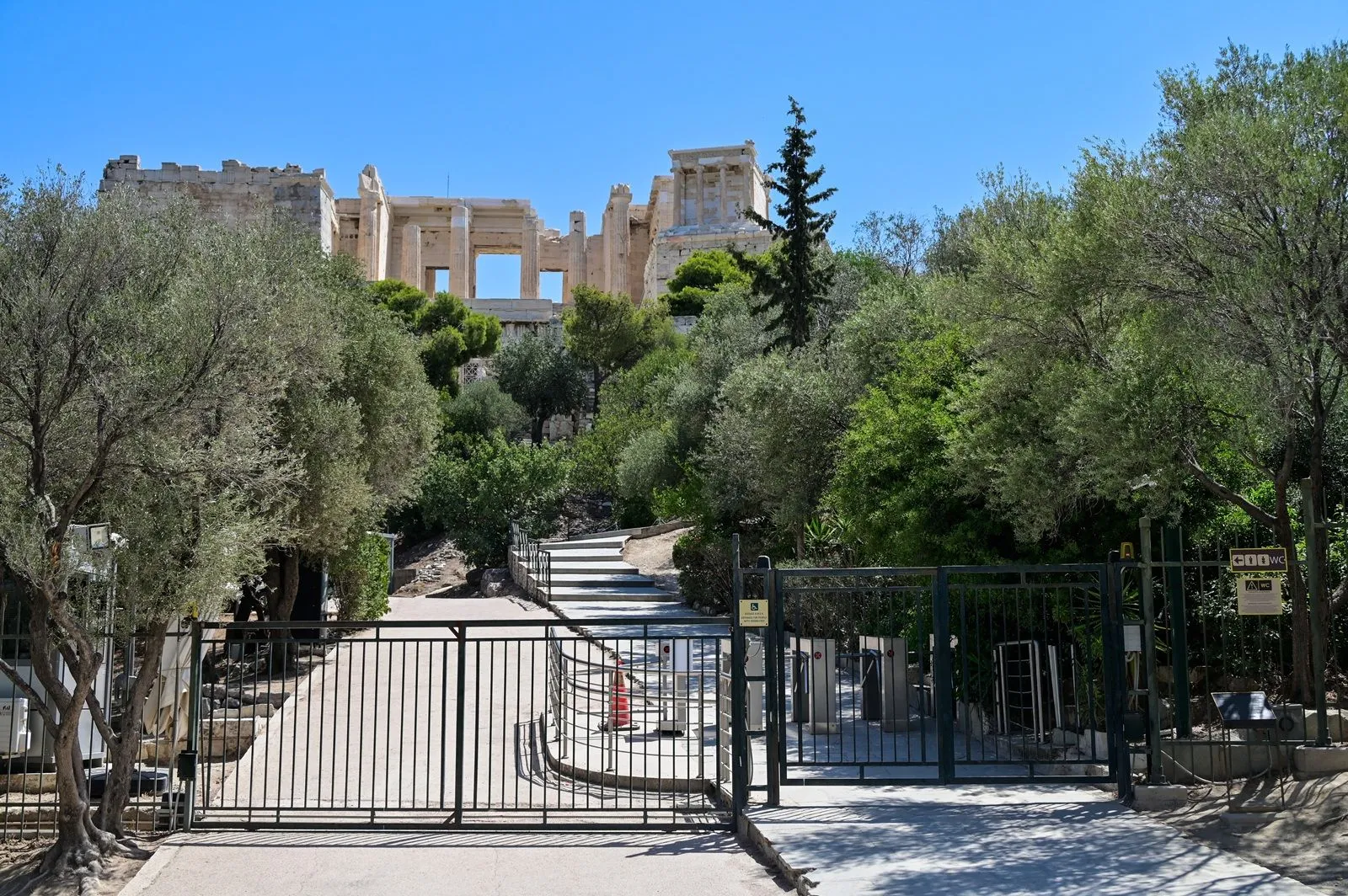Ξένα ΜΜΕ για επίθεση με μαχαίρι σε Αμερικανούς τουρίστες κοντά στην Ακρόπολη: «Horror knife attack»!