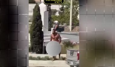 Αναστάτωση στη Μύκονο: Τουρίστας φωτογραφήθηκε ολόγυμνος μπροστά στο άγαλμα του Καραμανλή! (βίντεο)