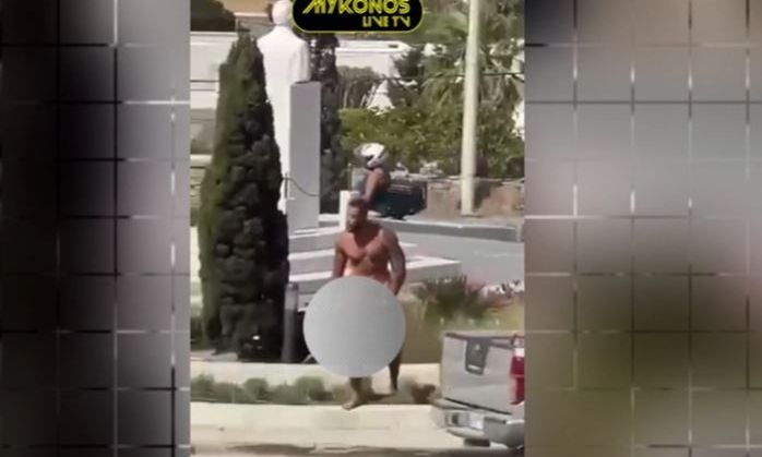 Αναστάτωση στη Μύκονο: Τουρίστας φωτογραφήθηκε ολόγυμνος μπροστά στο άγαλμα του Καραμανλή! (βίντεο)