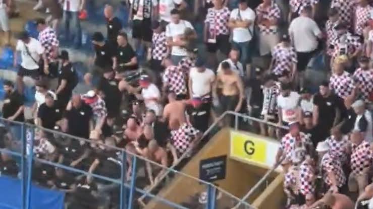 Σοβαρά επεισόδια μεταξύ των Πολωνών οπαδών της Γκόρνικ Ζάμπρζε και της τουρκικής Αστυνομίας (βίντεο)