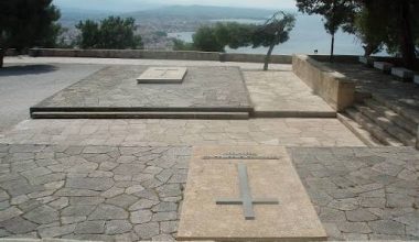 Χανιά: Η στιγμή που αυτοκίνητο κινείται ανενόχλητο στον ιστορικό χώρο των Τάφων των Βενιζέλων (βίντεο)